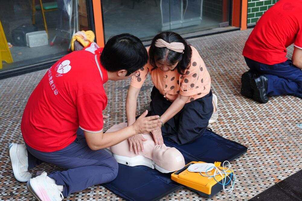 广东省蓝态幸福文化公益基金会带来心肺复苏(CPR)和自动体外除颤器(AED)科普体验 广东省蓝态幸福文化公益基金会带来心肺复苏(CPR)和自动体外除颤器(AED)科普体验