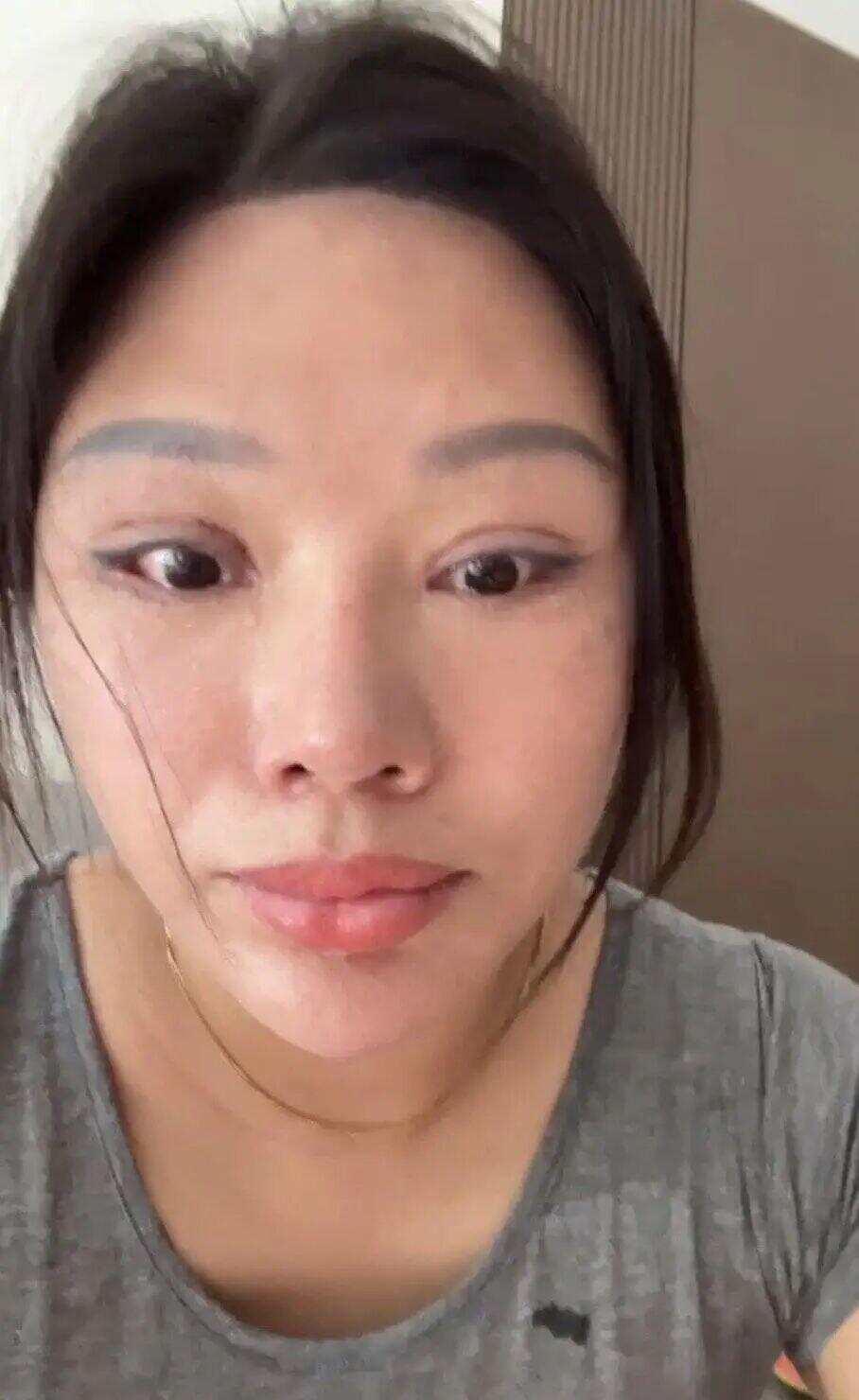 王丽自拍视频中眼泪失控滴落（受访者供图，受访者要求不打码）