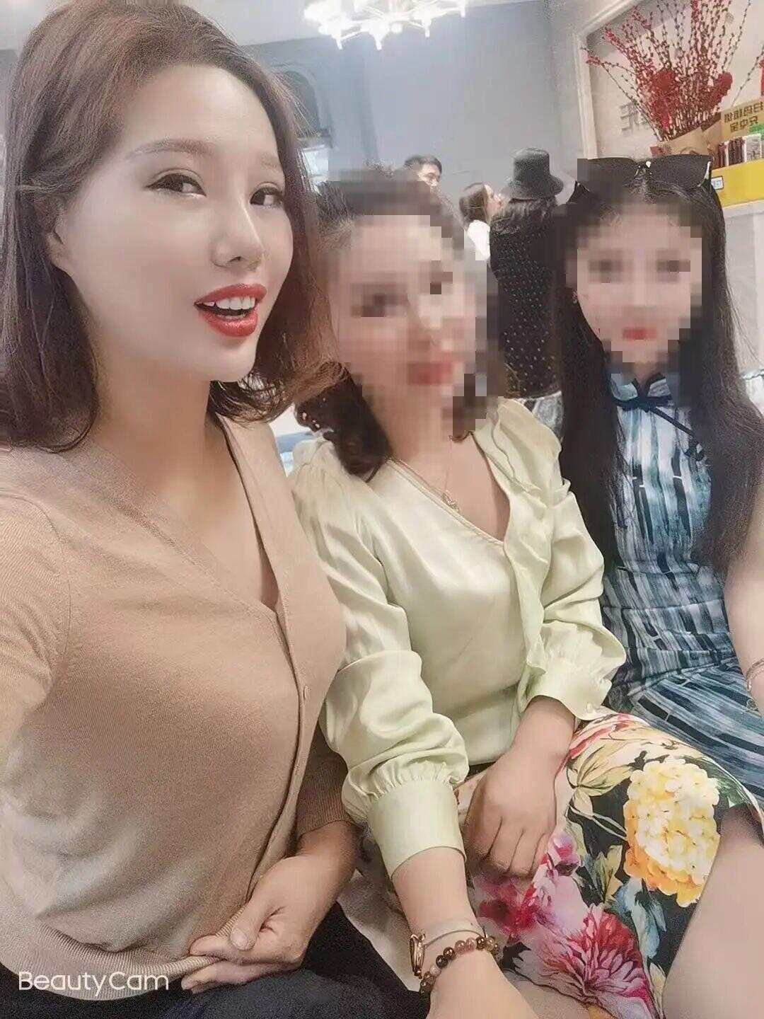 王丽（左）未手术时的样子（中间为邀请她手术的老乡）