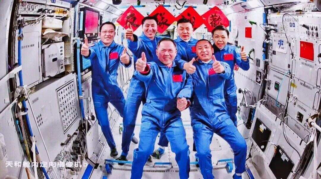 5月25日5时13分，在轨执行任务的神舟二十一号航天员乘组打开“家门”，欢迎远道而来的神舟二十三号航天员乘组入驻中国空间站。图/央视新闻
