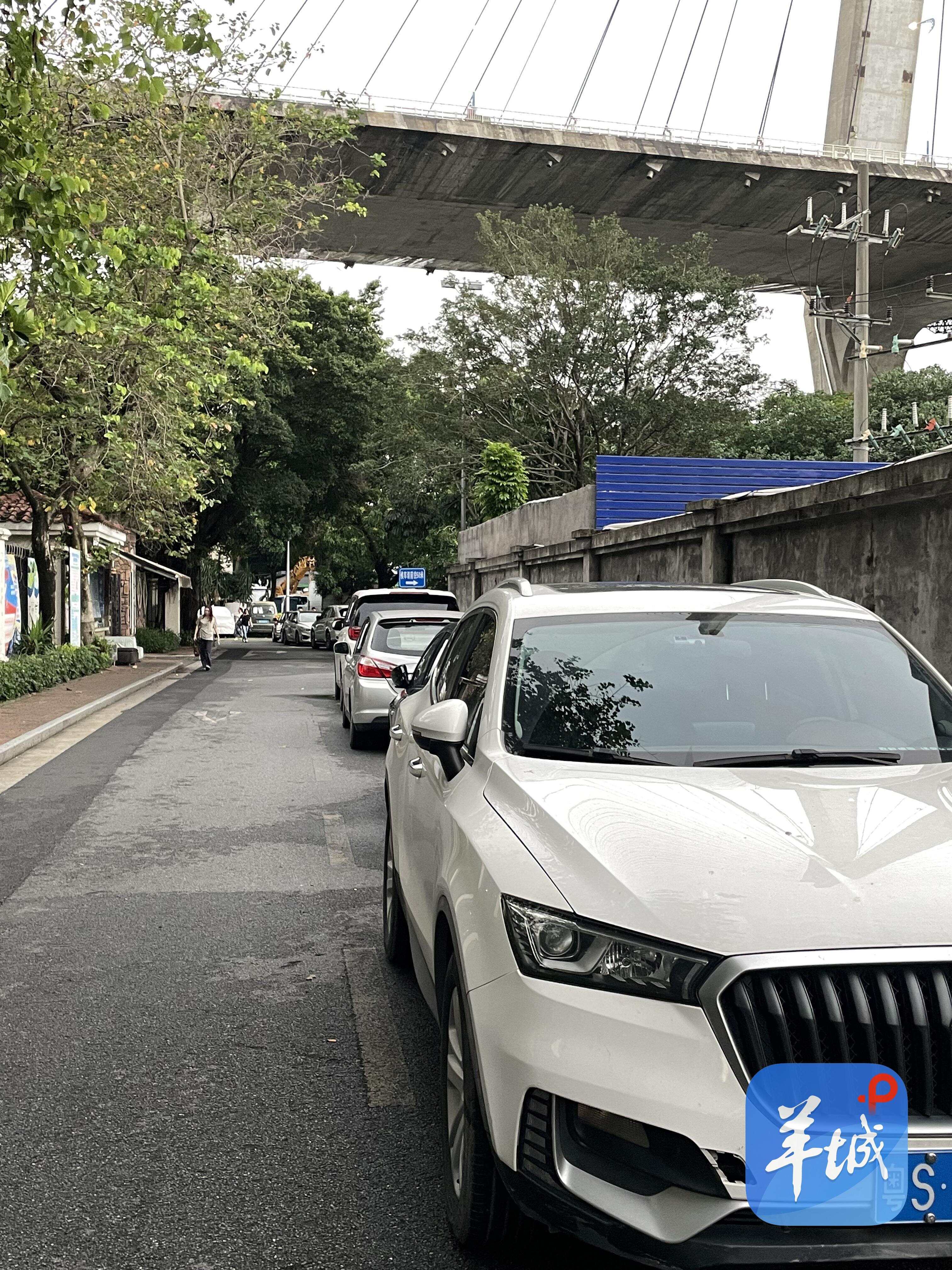 番禺区锦绣半岛东区旁道路有不少违停车辆附近的居民表示:“这段路前面就有停车场,小区内也有停车场,不知道为什么这些车主不停在车场内。附近露天停车场每个月200多元。” 番禺区锦绣半岛东区旁道路有不少违停车辆附近的居民表示:“这段路前面就有停车场,小区内也有停车场,不知道为什么这些车主不停在车场内。附近露天停车场每个月200多元。”