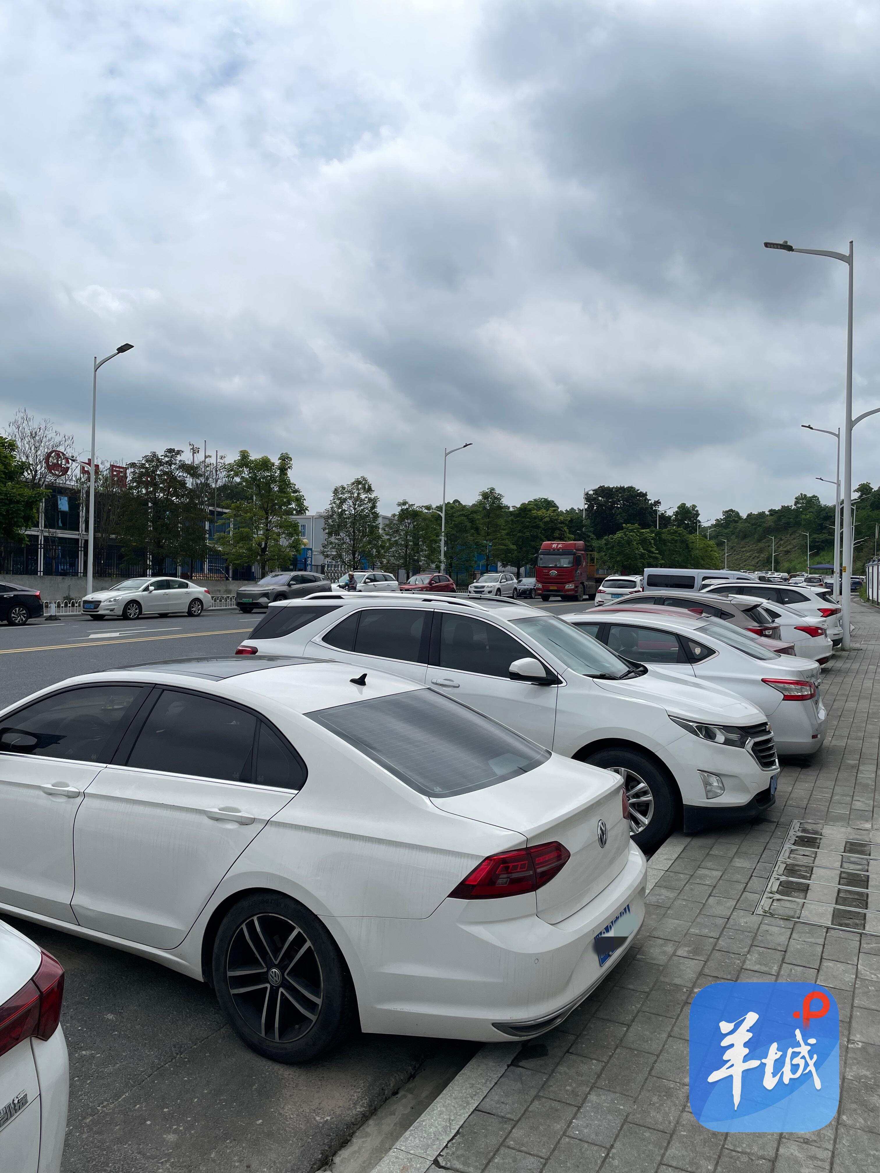 黄埔区长健二路停放了大量机动车,偶尔有大货车经过该路 黄埔区长健二路停放了大量机动车,偶尔有大货车经过该路