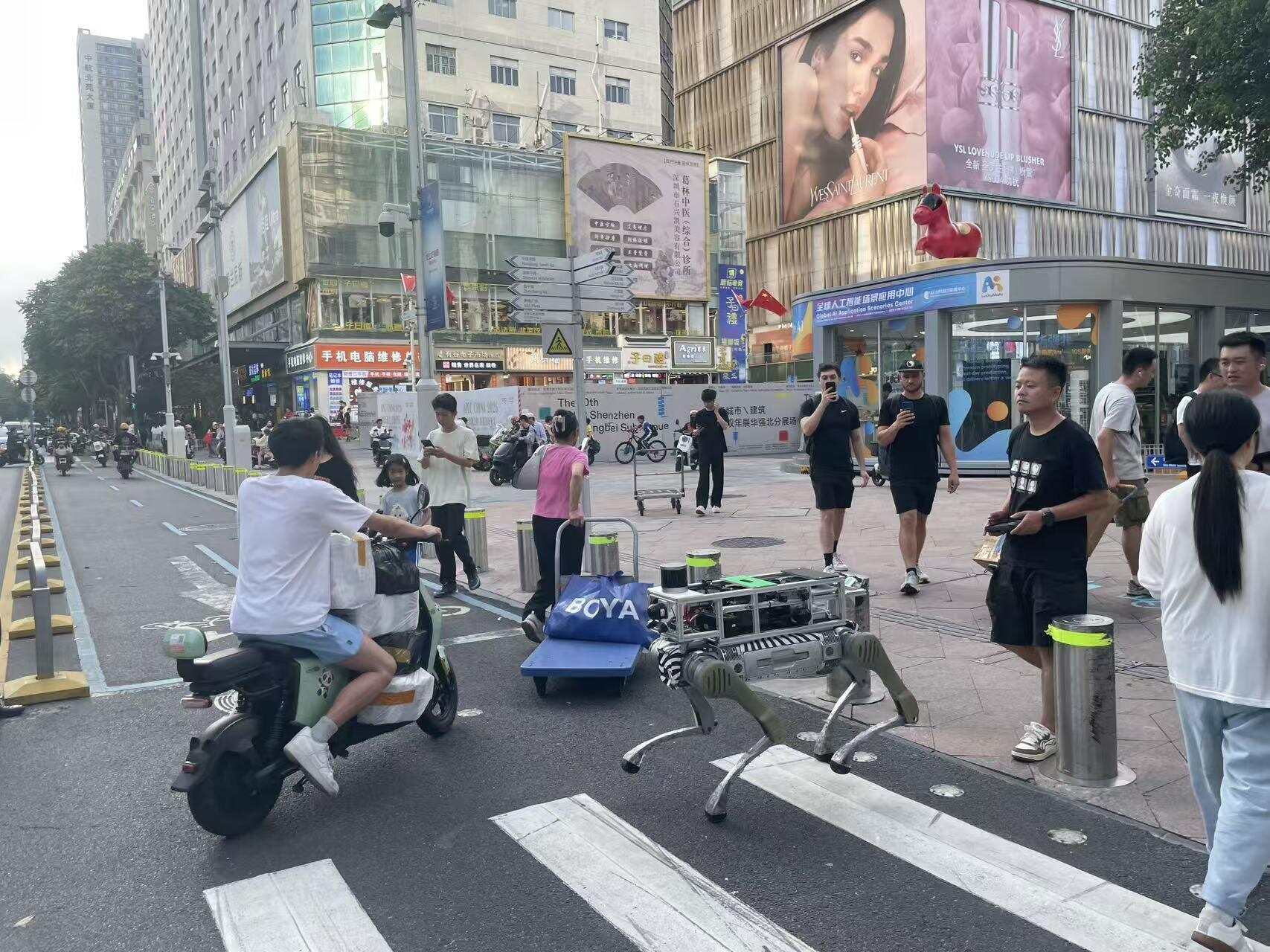 一只机器狗正在华强北进行数据采集与算法训练 一只机器狗正在华强北进行数据采集与算法训练