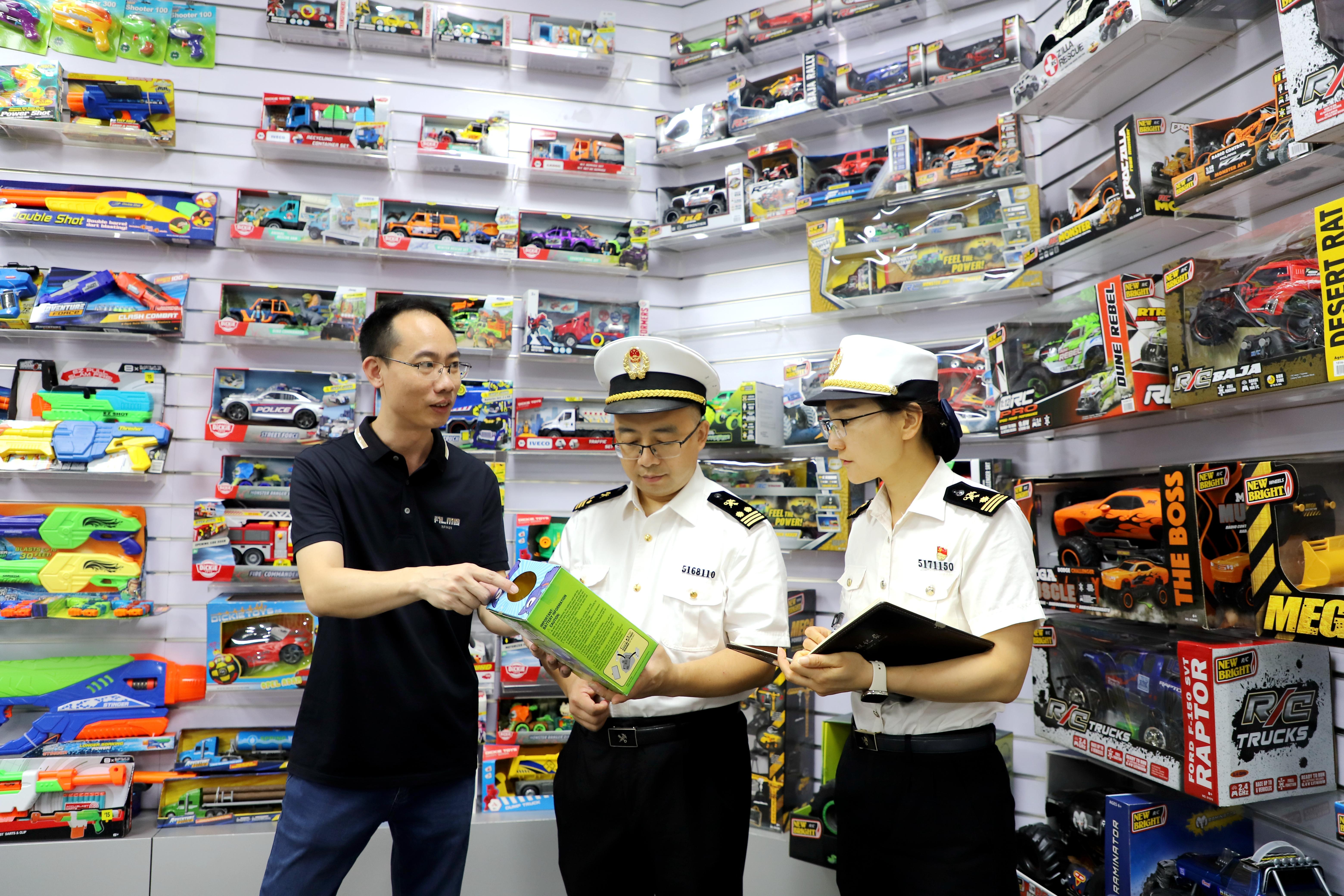 广州海关所属河源海关关员到玩具出口企业调研(刘鹏 摄) 广州海关所属河源海关关员到玩具出口企业调研(刘鹏 摄)