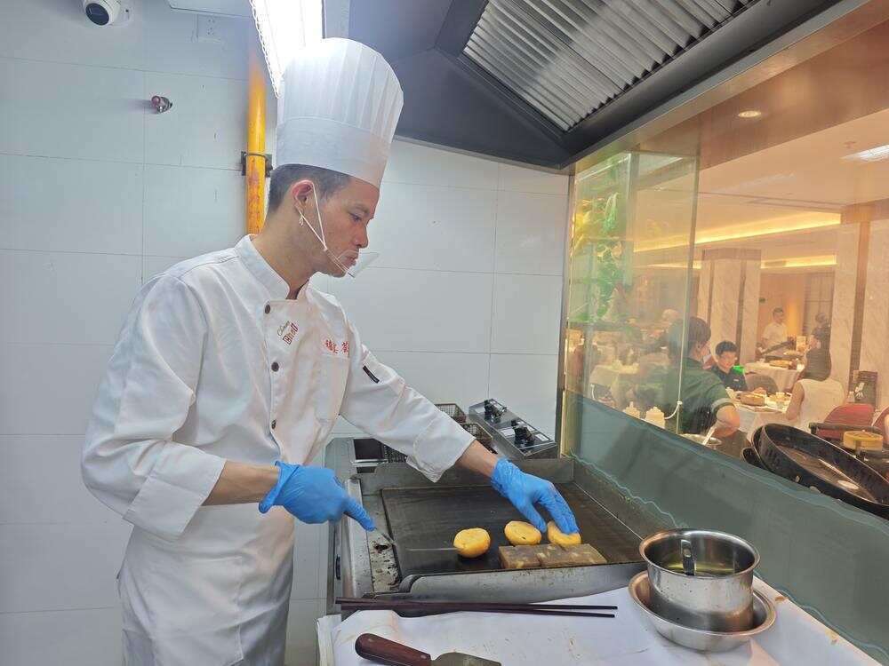 禧宴荟海鲜酒楼早茶师傅刘世旺正在制作茶点 禧宴荟海鲜酒楼早茶师傅刘世旺正在制作茶点