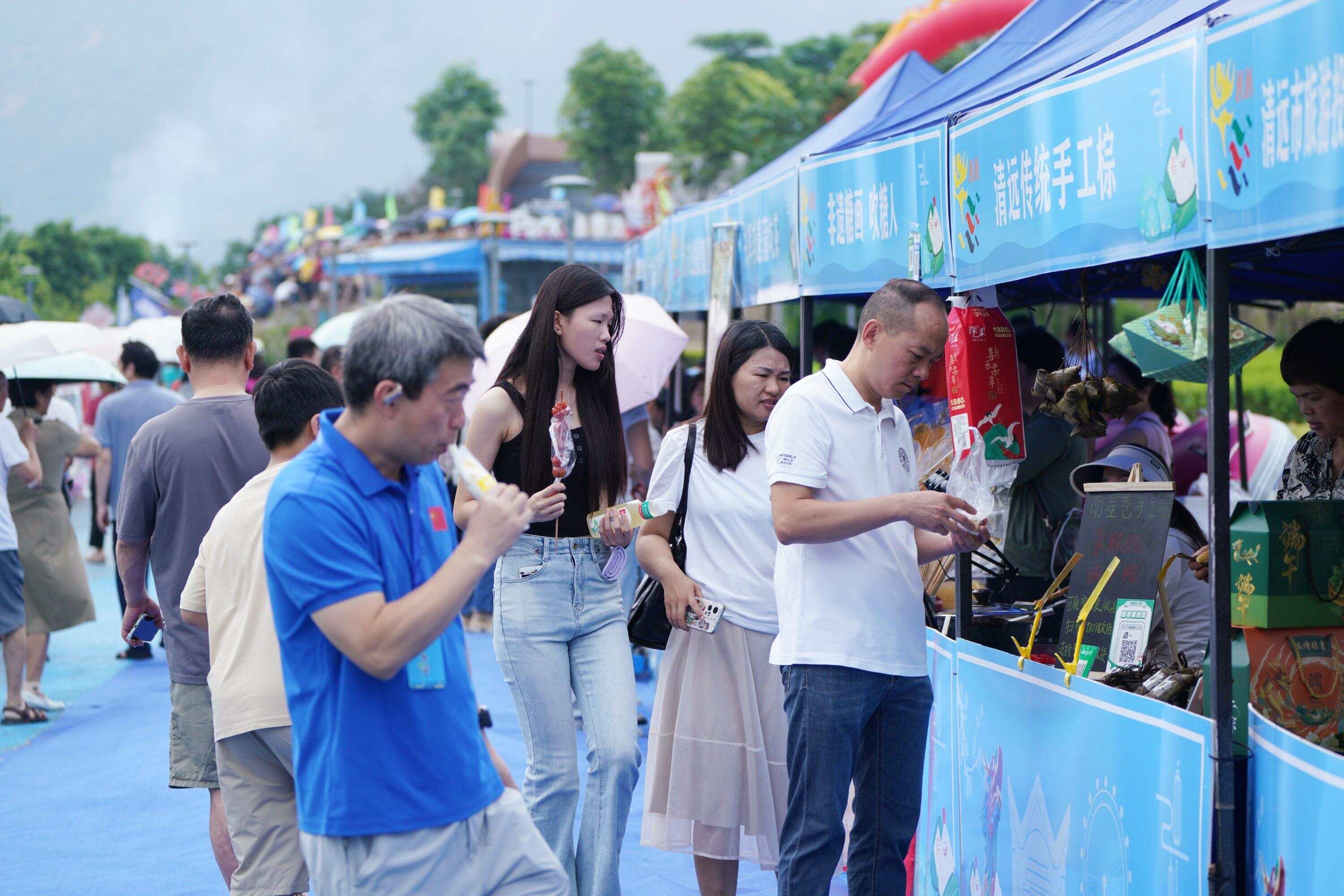 市民、游客浏览现场特色展位 主办方供图