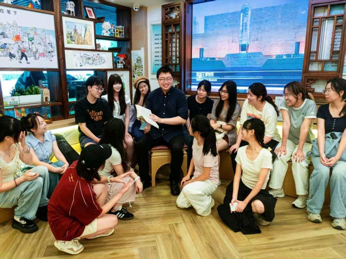 现场观众踊跃参与脱口秀内容讨论 现场观众踊跃参与脱口秀内容讨论