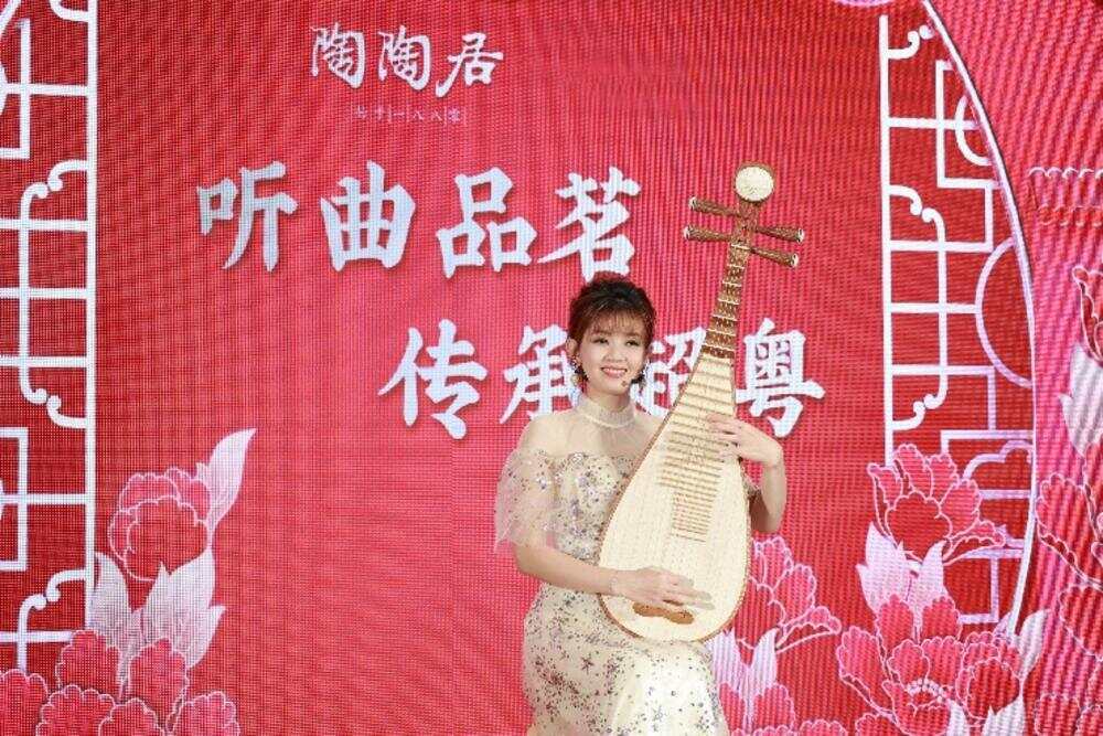 广东专业戏曲演员在陶陶居演唱粤剧弘扬粤剧文化