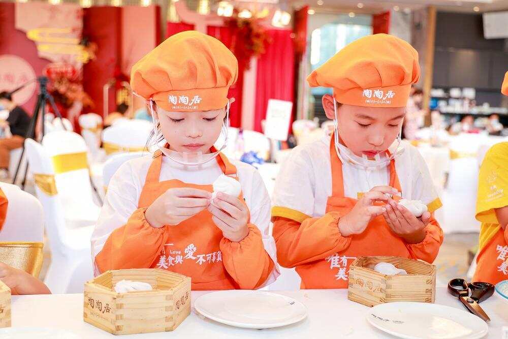 青少年在尝试、学习制作点心