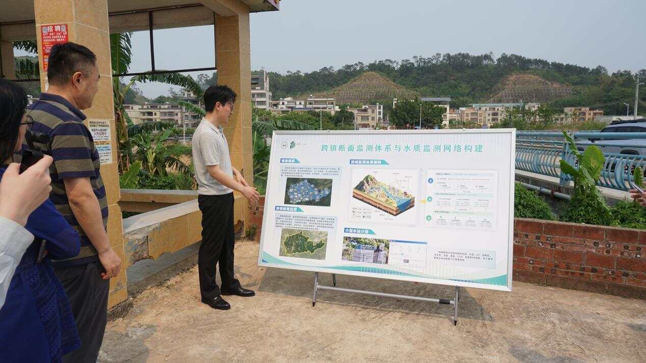 张心阳向鉴定专家实地讲解和展示实践成果 张心阳向鉴定专家实地讲解和展示实践成果