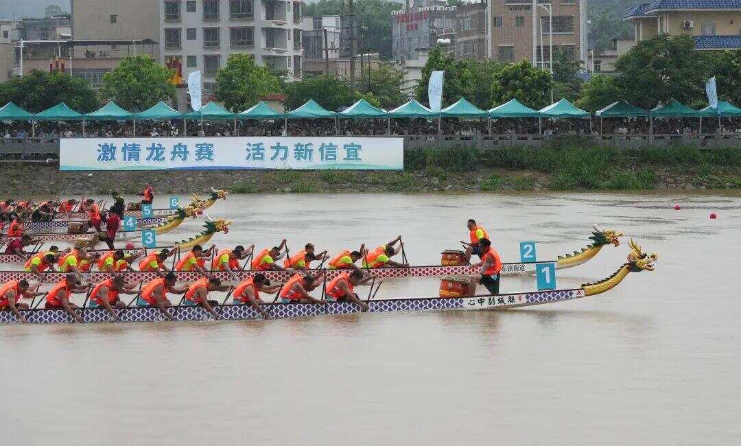 2023年,信宜市第五届龙舟赛热烈举行(图源:信宜发布) 2023年,信宜市第五届龙舟赛热烈举行(图源:信宜发布)