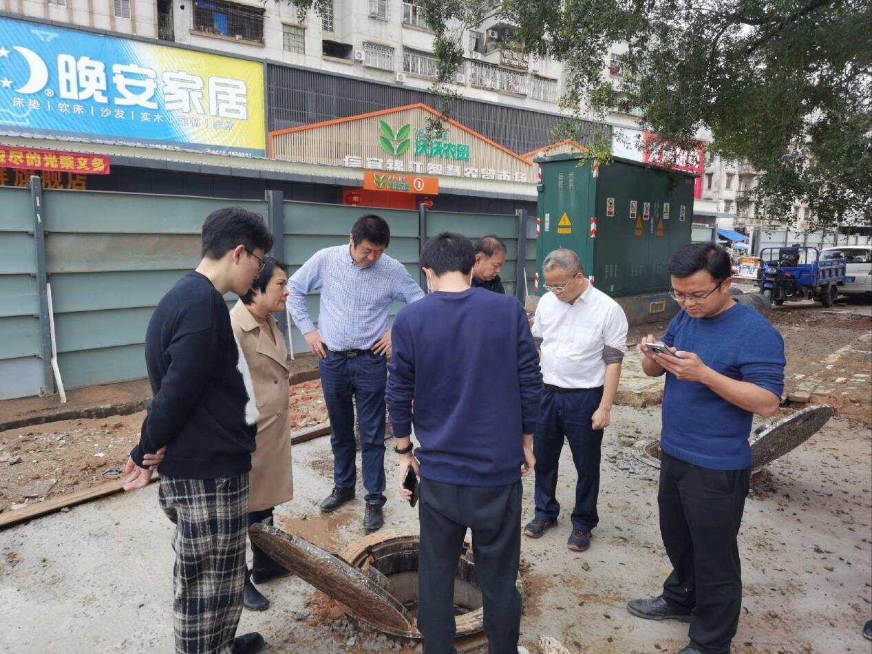 孙连鹏(左三)、张心阳(左一)与信宜水务局局长、生态局局长、代建中心主任现场调研 孙连鹏(左三)、张心阳(左一)与信宜水务局局长、生态局局长、代建中心主任现场调研