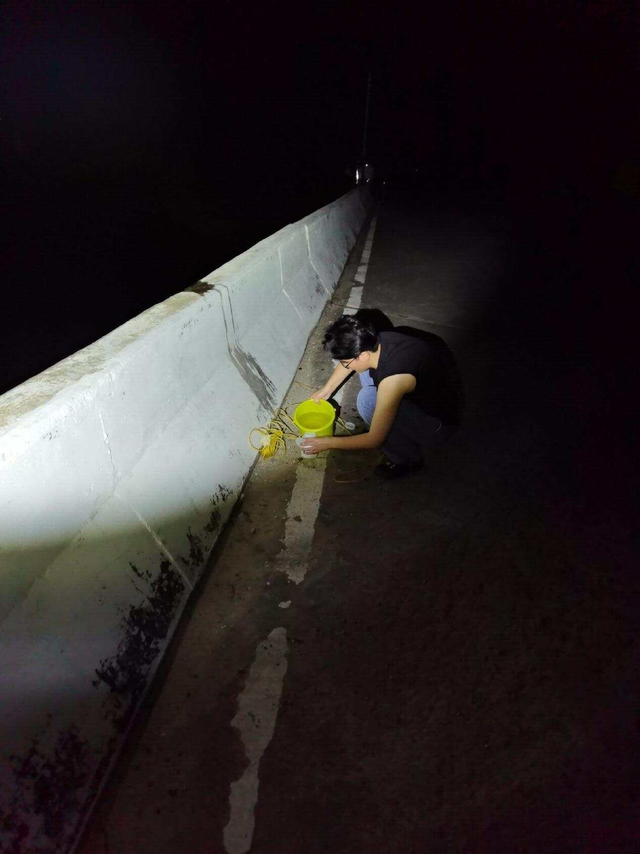 2022年5月的某个凌晨,接到电话的张心阳连夜到现场取样,排查水污染(摄影:杨宇辉) 2022年5月的某个凌晨,接到电话的张心阳连夜到现场取样,排查水污染(摄影:杨宇辉)