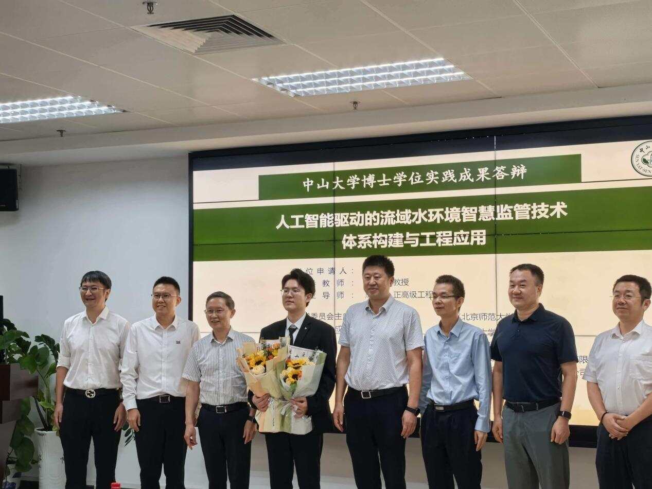 2026年5月12日,中山大学环境科学与工程学院举行实践成果申请学位答辩会,余刚院士(左三)担任答辩主席,张心阳(左四)顺利通过答辩 2026年5月12日,中山大学环境科学与工程学院举行实践成果申请学位答辩会,余刚院士(左三)担任答辩主席,张心阳(左四)顺利通过答辩