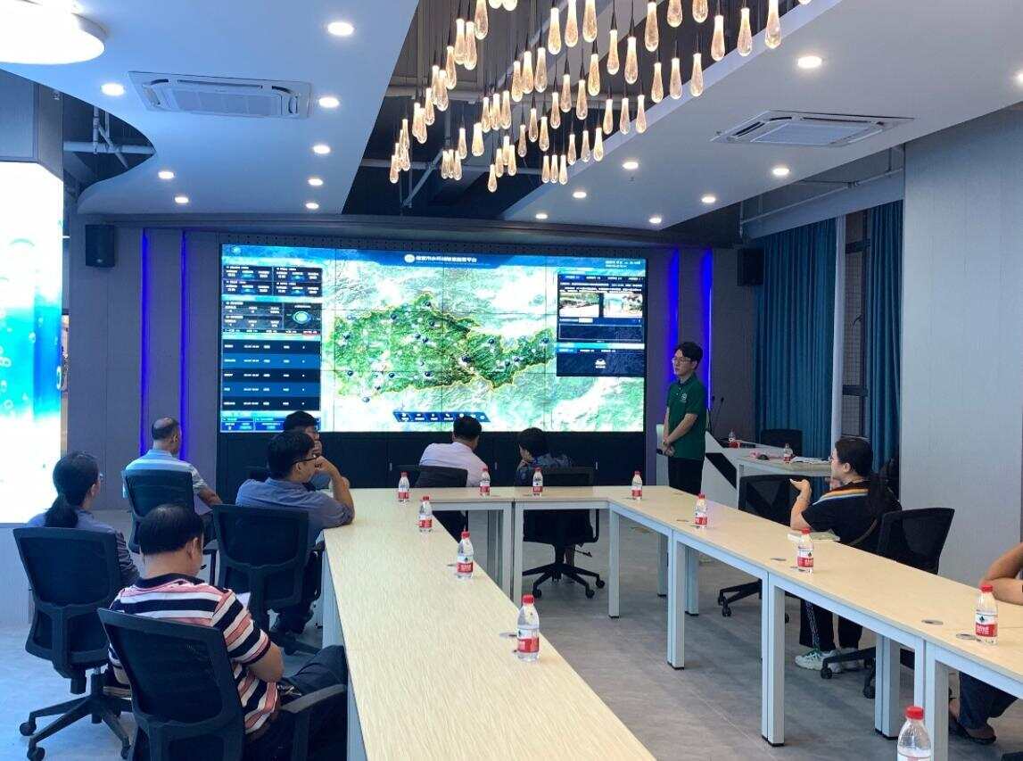 张心阳向信宜市政府有关部门展示水环境智慧监管平台 张心阳向信宜市政府有关部门展示水环境智慧监管平台