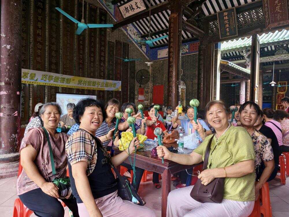 清香四溢的艾草锤在街坊的巧手中成形
