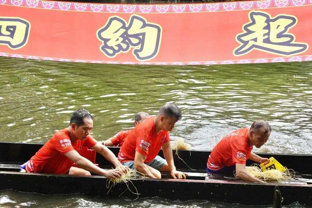 5月24日,广州荔湾泮塘四约村民在清理龙舟。新华社发 5月24日,广州荔湾泮塘四约村民在清理龙舟。新华社发