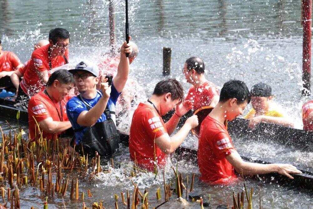 5月24日,广州荔湾泮塘四约村民在清理龙舟。新华社发 5月24日,广州荔湾泮塘四约村民在清理龙舟。新华社发