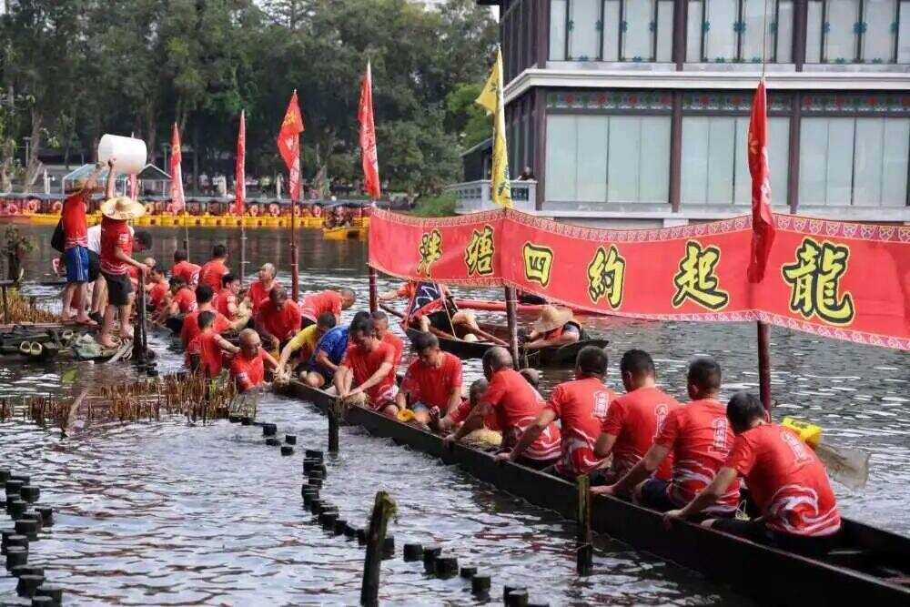5月24日,广州荔湾泮塘四约村民在清理龙舟。新华社发 5月24日,广州荔湾泮塘四约村民在清理龙舟。新华社发