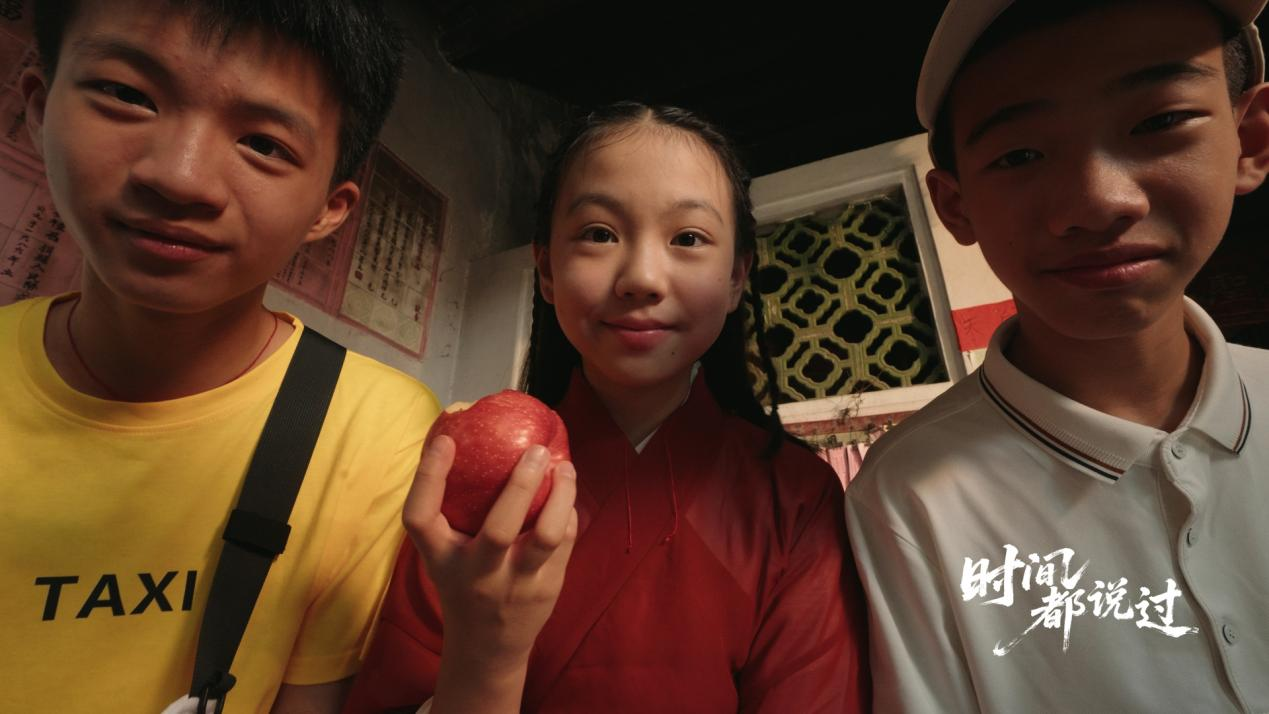 《珊瑚她在等》里的主角在《潮州奇谭·时间都说过》的妈祖庙中为新主角指点迷津 《珊瑚她在等》里的主角在《潮州奇谭·时间都说过》的妈祖庙中为新主角指点迷津