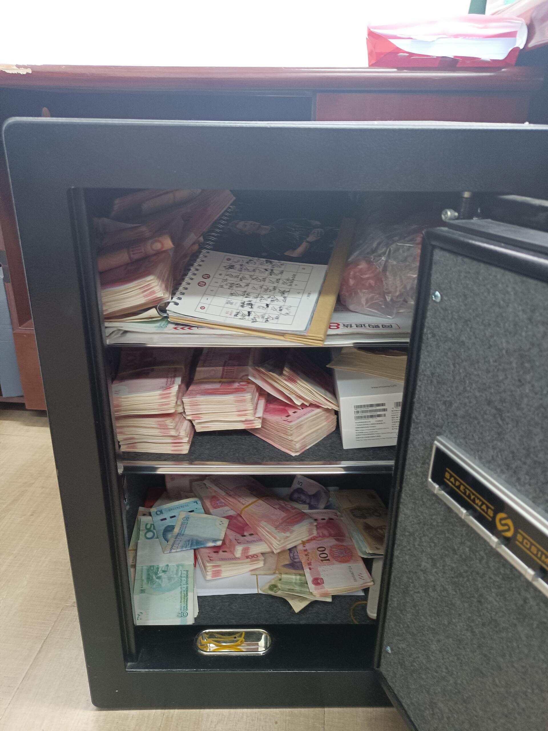  警方在诈骗现场缴获大量赃款
