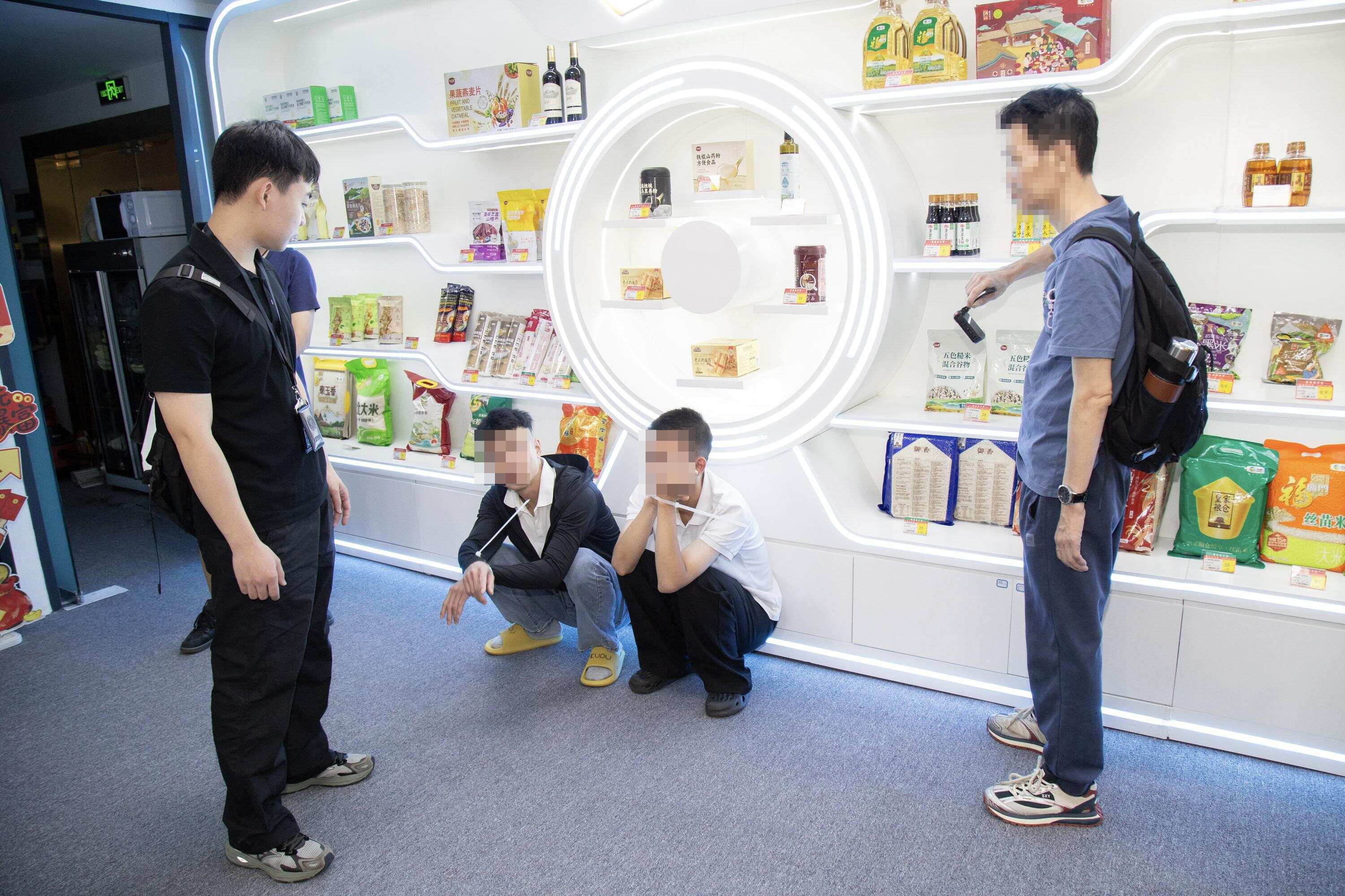  广州警方正在诈骗现场调查取证