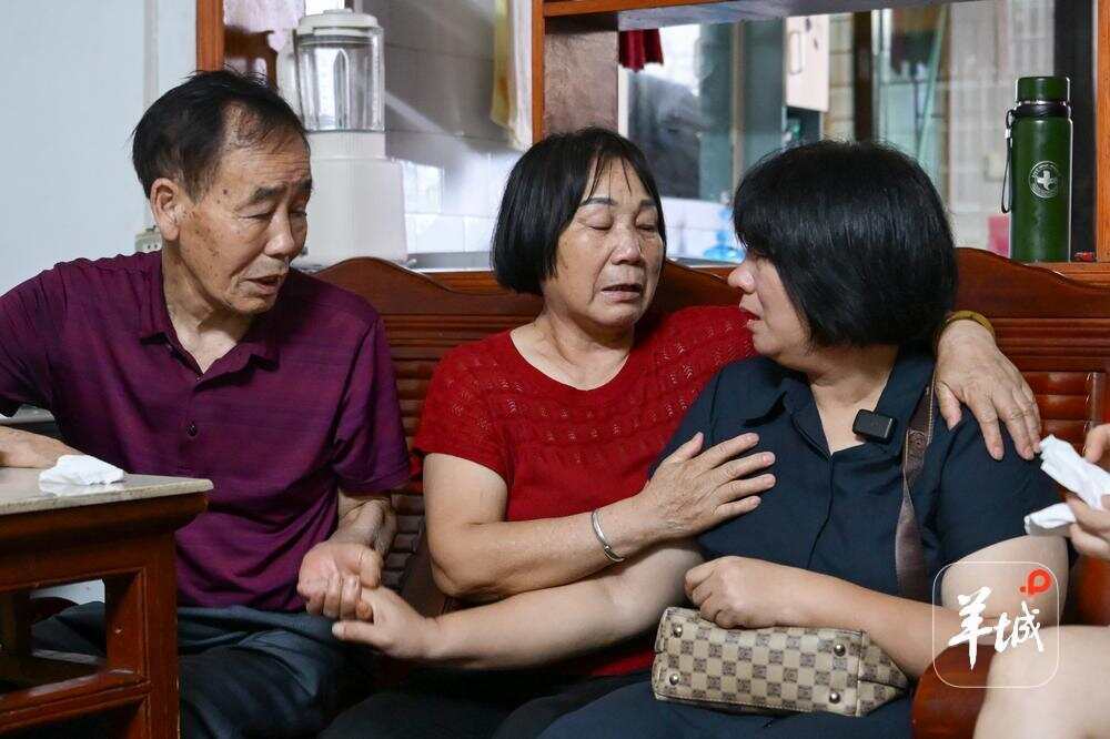 朱烁(右一)与牺牲战友邓文国的父母握手聊天 朱烁(右一)与牺牲战友邓文国的父母握手聊天