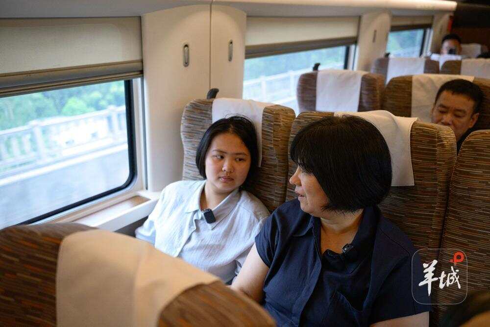 朱烁(右)与女儿乘坐高铁前往湖南 朱烁(右)与女儿乘坐高铁前往湖南