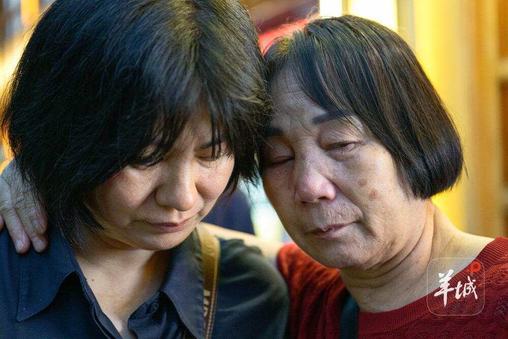 临别时,邓文国的母亲谢巧艳(右)对朱烁依依不舍 临别时,邓文国的母亲谢巧艳(右)对朱烁依依不舍
