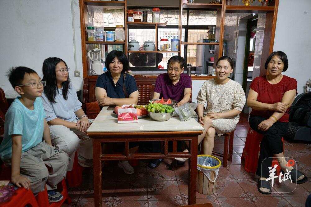 朱烁(左三)与女儿(左二)在战友邓文国的父母家中交谈 朱烁(左三)与女儿(左二)在战友邓文国的父母家中交谈