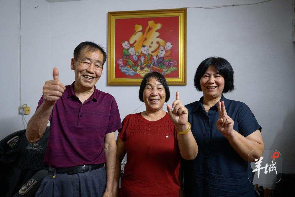 朱烁(右一)与战友邓文国的父母拍下了一张合影 朱烁(右一)与战友邓文国的父母拍下了一张合影