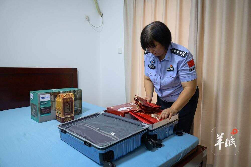 出发探望战友邓文国的父母前,朱烁整理准备带去的物品 出发探望战友邓文国的父母前,朱烁整理准备带去的物品