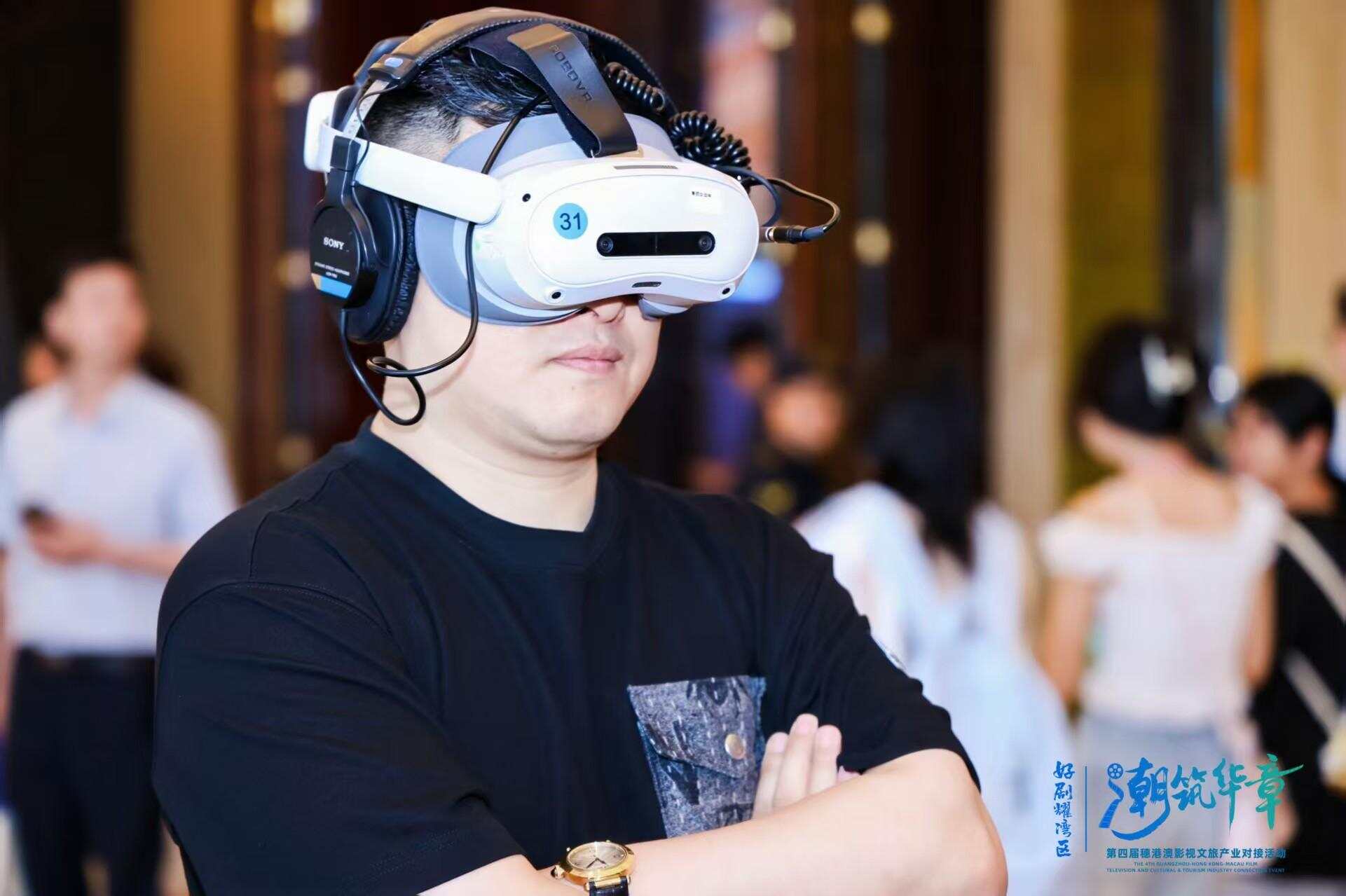 活动参与者体验高科技视听设备 活动参与者体验高科技视听设备