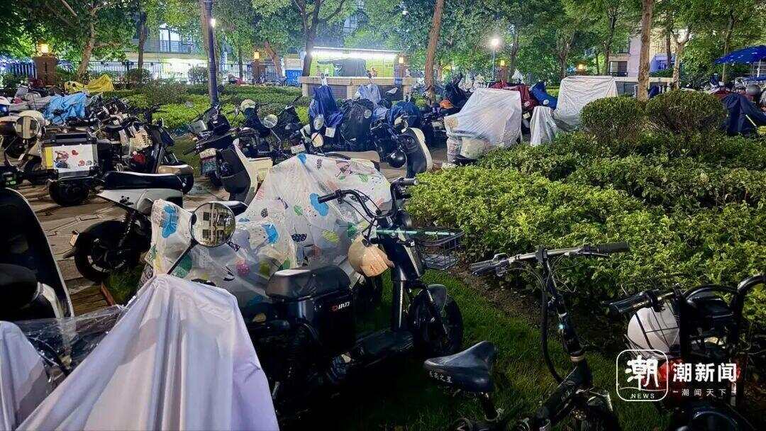 电动车占用公共区域。记者李稀 摄 电动车占用公共区域。记者李稀 摄