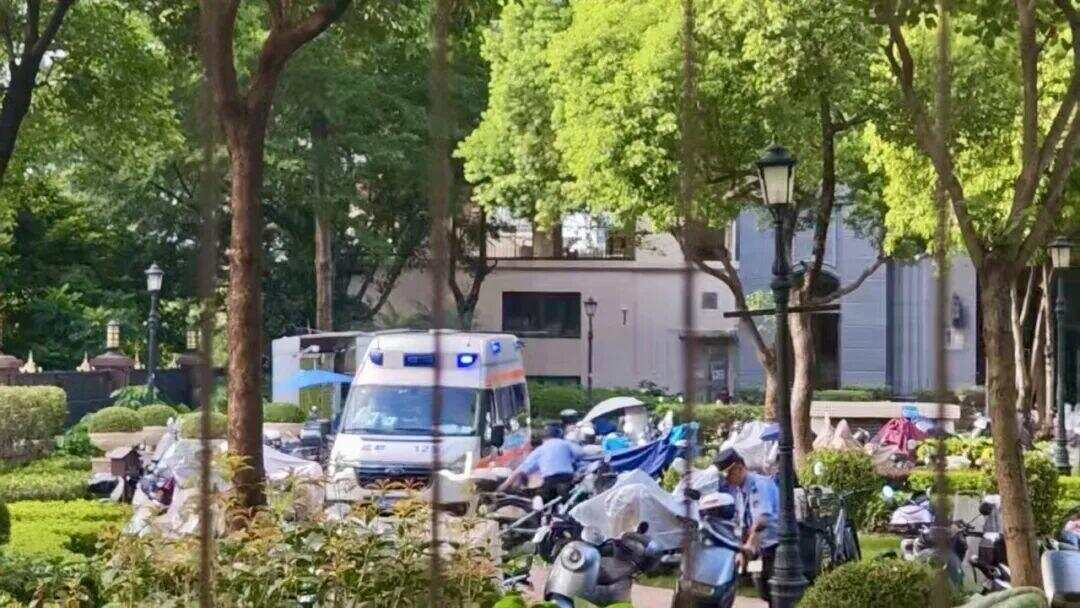 小区保安为移开电动车,为救护车“让路”。受访者提供视频截图 小区保安为移开电动车,为救护车“让路”。受访者提供视频截图