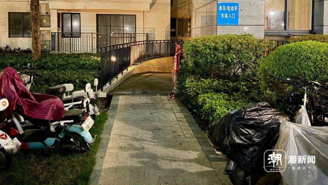 原电动车、单车停放入口。记者李稀 摄 原电动车、单车停放入口。记者李稀 摄