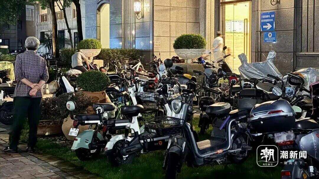 楼栋门周围的电动车。记者李稀 摄 楼栋门周围的电动车。记者李稀 摄