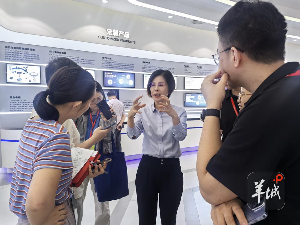 风华高科党委委员、副总裁曹秀华与到访记者交谈