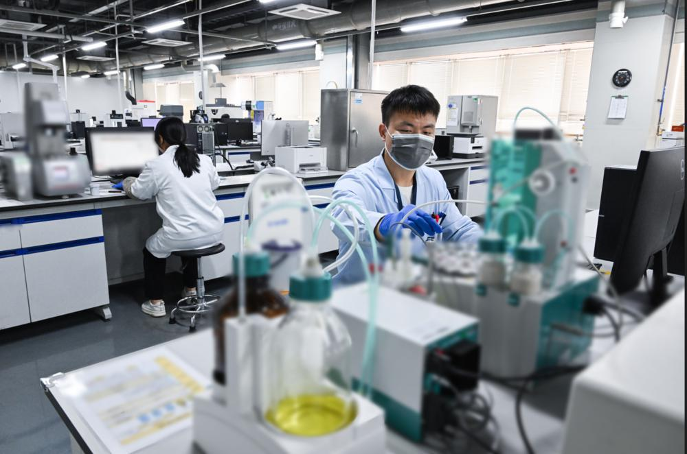 研发人员正在攻关实验（受访企业供图）