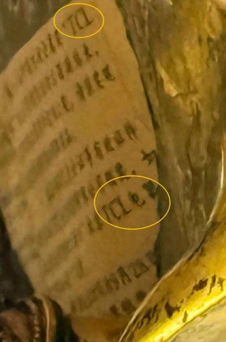 参观者拍到永乐款鎏金铜观音菩萨像身上的广告。视频截图 参观者拍到永乐款鎏金铜观音菩萨像身上的广告。视频截图