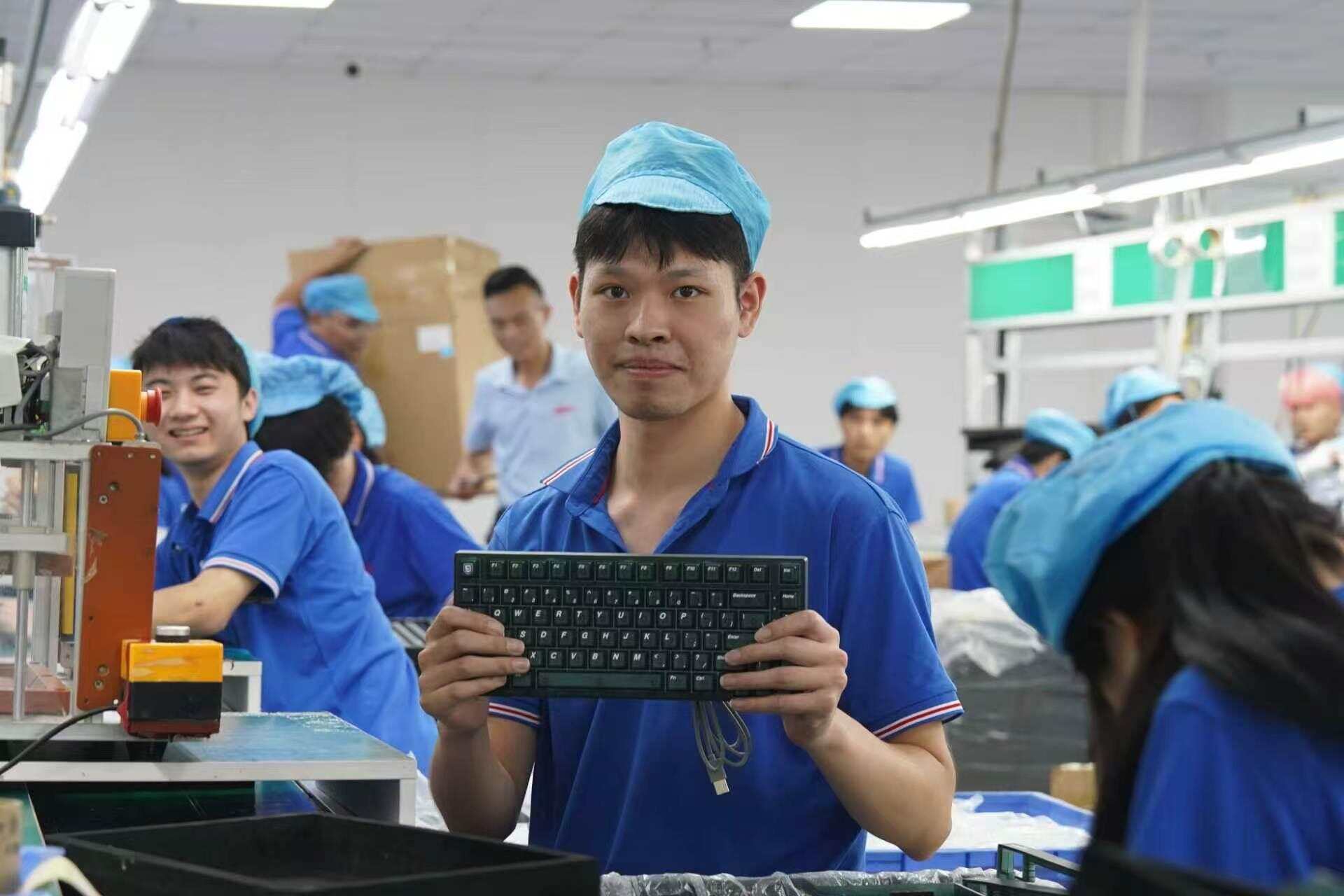 车间工人展示思巴达自研键盘 车间工人展示思巴达自研键盘