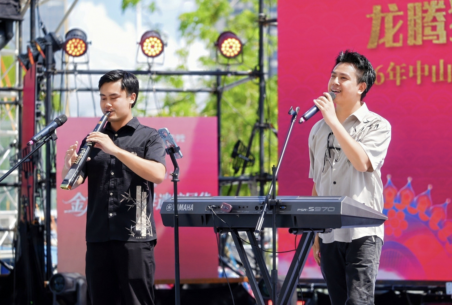 黄健聪的团队在进行公益表演 黄健聪的团队在进行公益表演