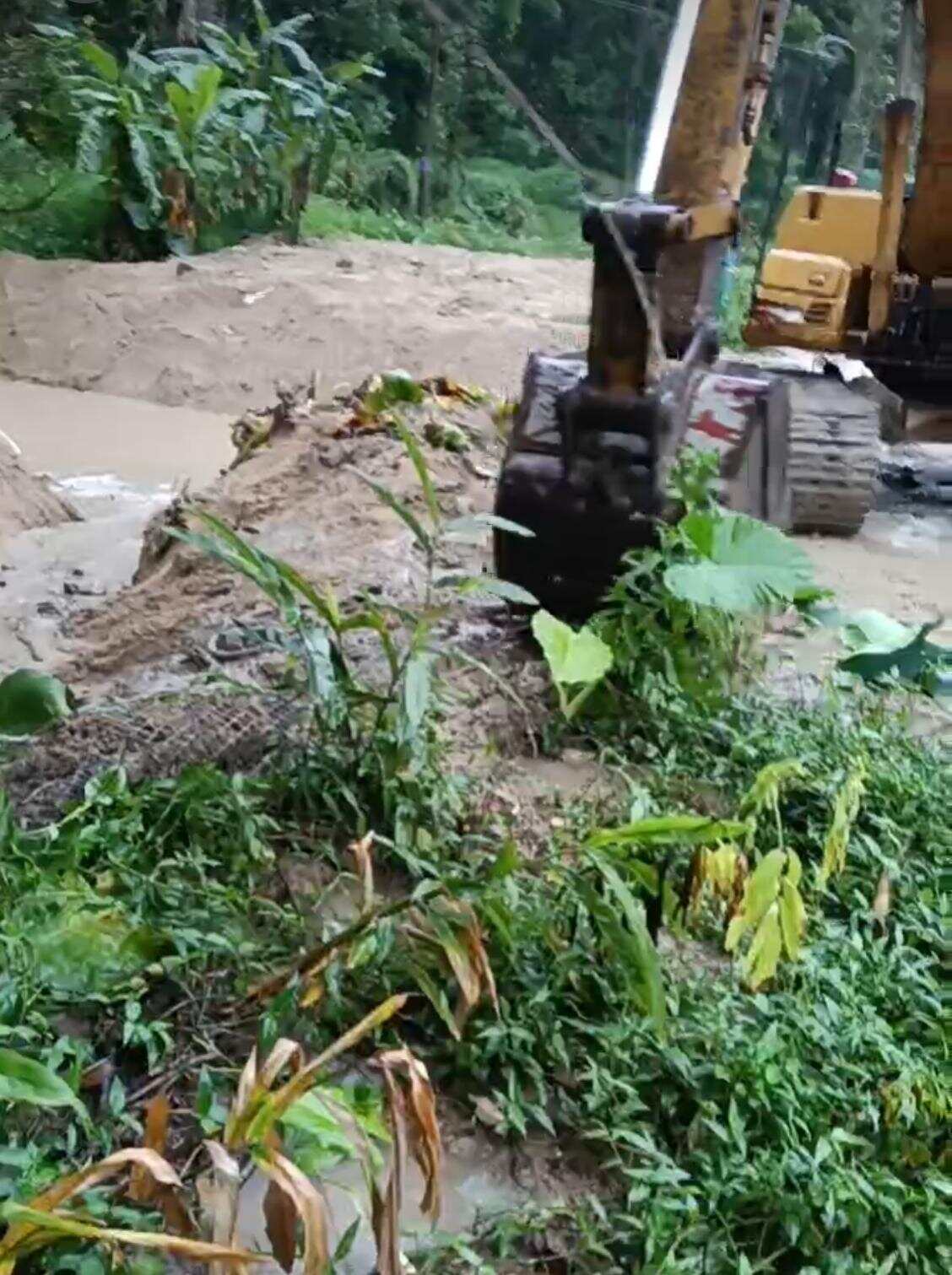 东坑村排洪渠已清淤但排水口涵洞沙石严重堵塞无法施工已暂停 东坑村排洪渠已清淤但排水口涵洞沙石严重堵塞无法施工已暂停