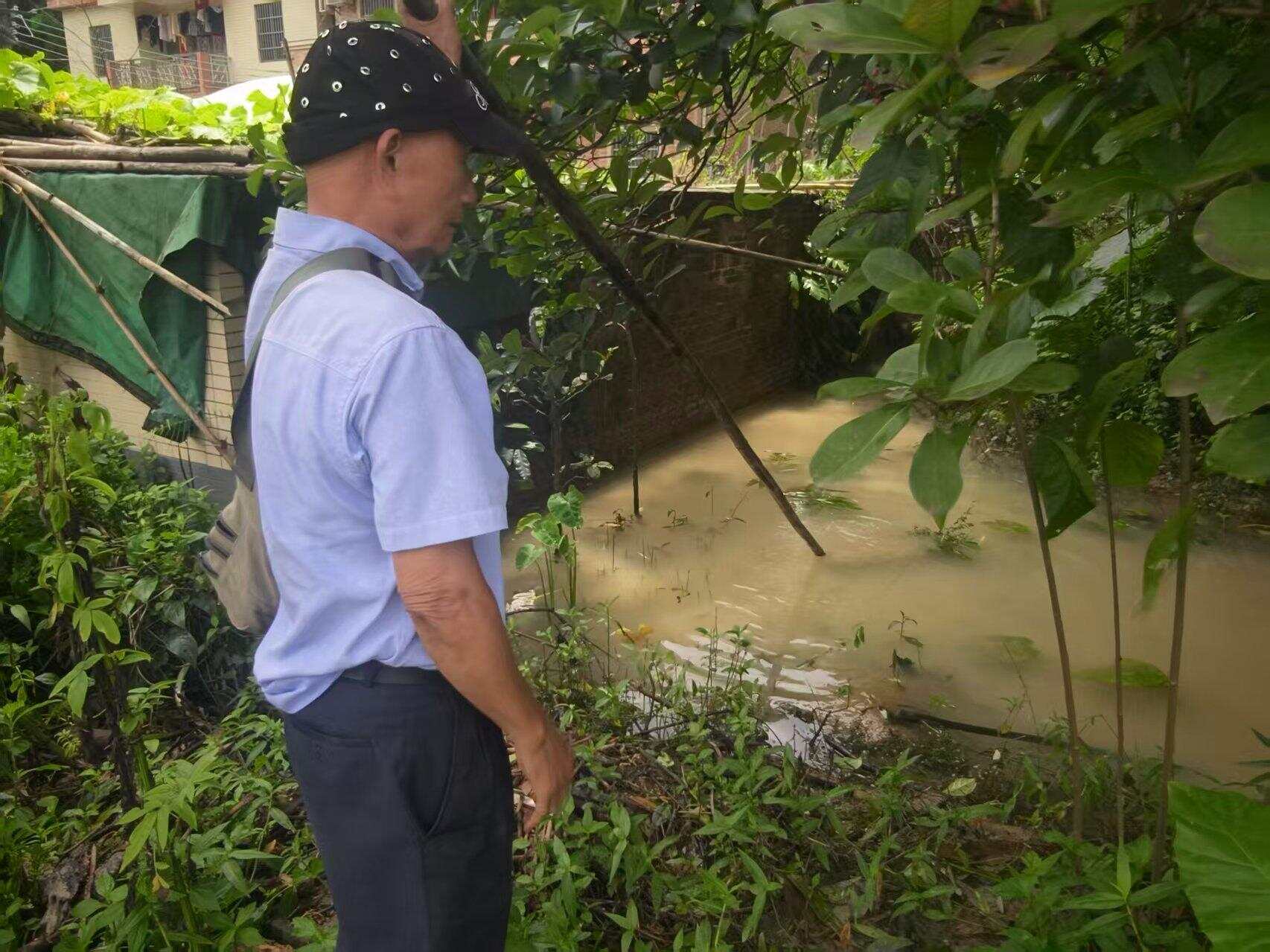 排水不通,老杨家外大面积水深达2米 排水不通,老杨家外大面积水深达2米