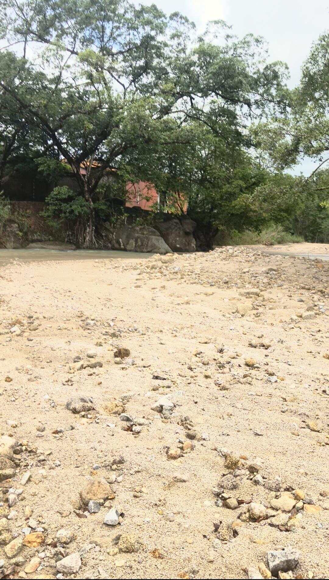 原本4米多水深的那吉河道上堆满了沙石 原本4米多水深的那吉河道上堆满了沙石