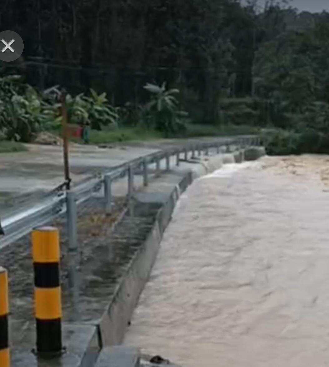 涵洞严重堵塞洪水只能在路面排入那吉河 涵洞严重堵塞洪水只能在路面排入那吉河