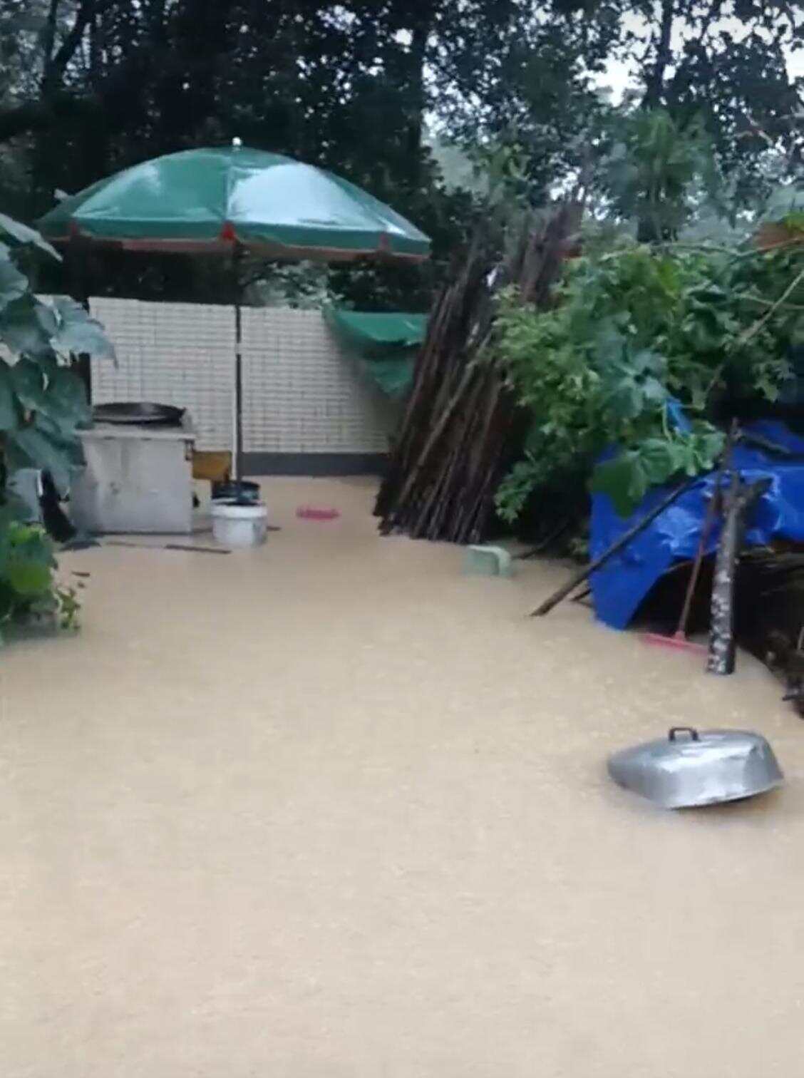 老杨家地下水浸深达30多厘米 老杨家地下水浸深达30多厘米