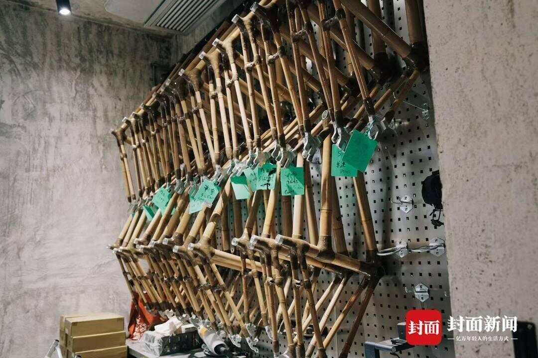 挂在墙上的竹车零件 挂在墙上的竹车零件