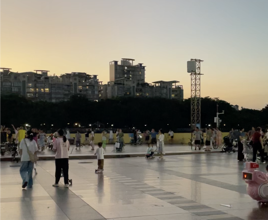 大石文化广场有不少市民跳广场舞 大石文化广场有不少市民跳广场舞