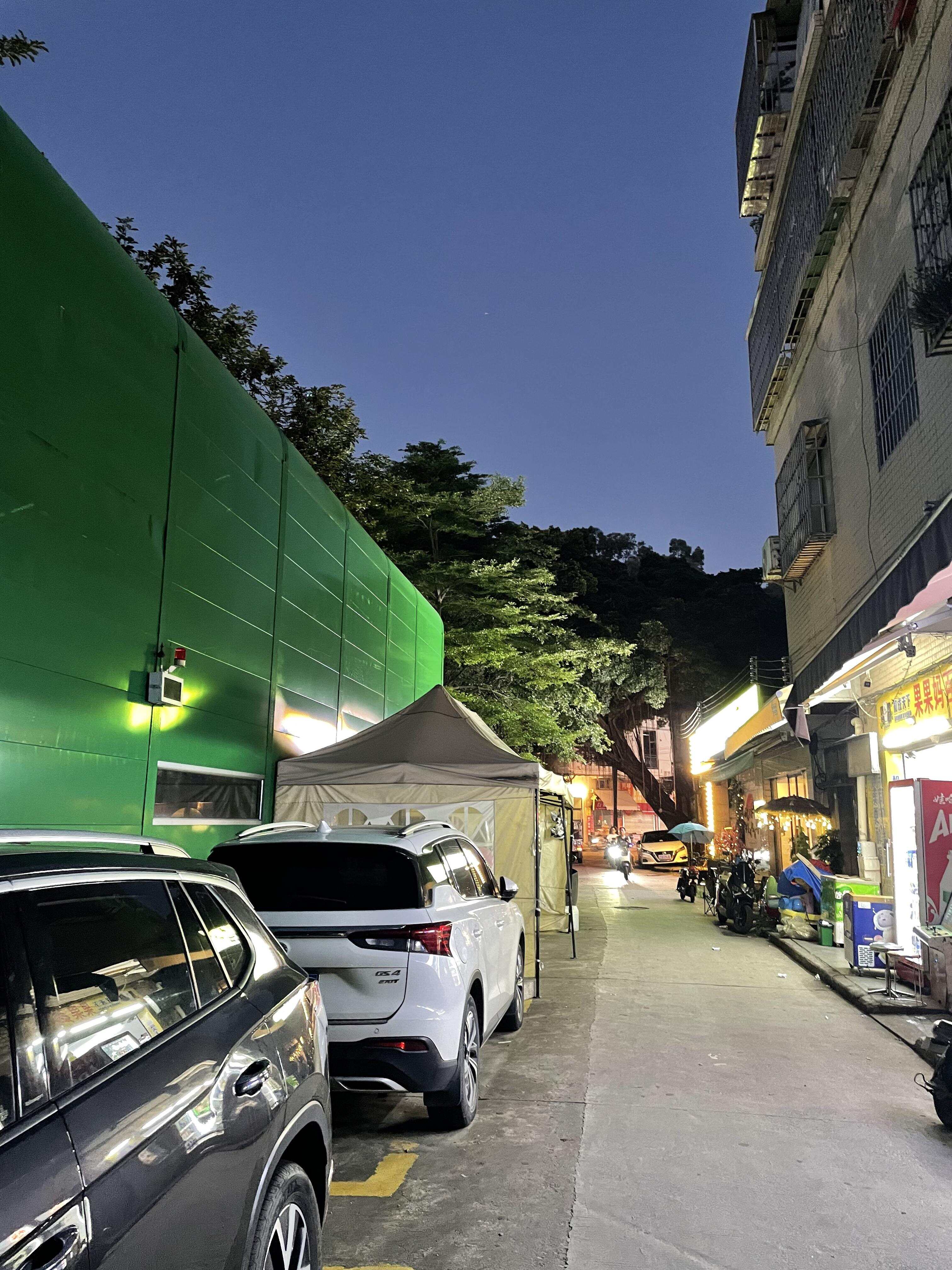 与隔音挡板一路之隔有商铺、居民楼 与隔音挡板一路之隔有商铺、居民楼